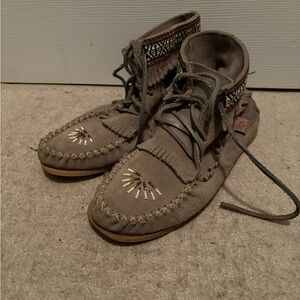 Women's Size 8.5 Lauretian Chief Suede Moccasins with Embroidered Detail